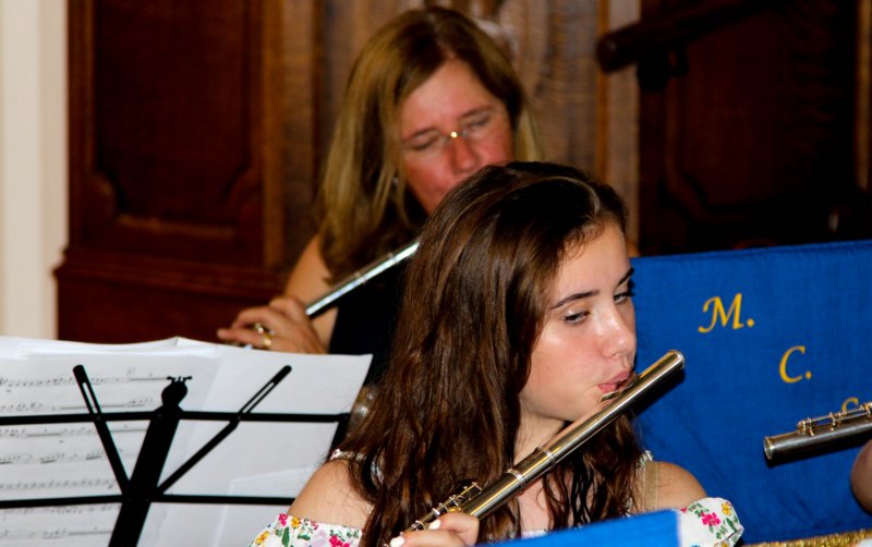 Flutes playing