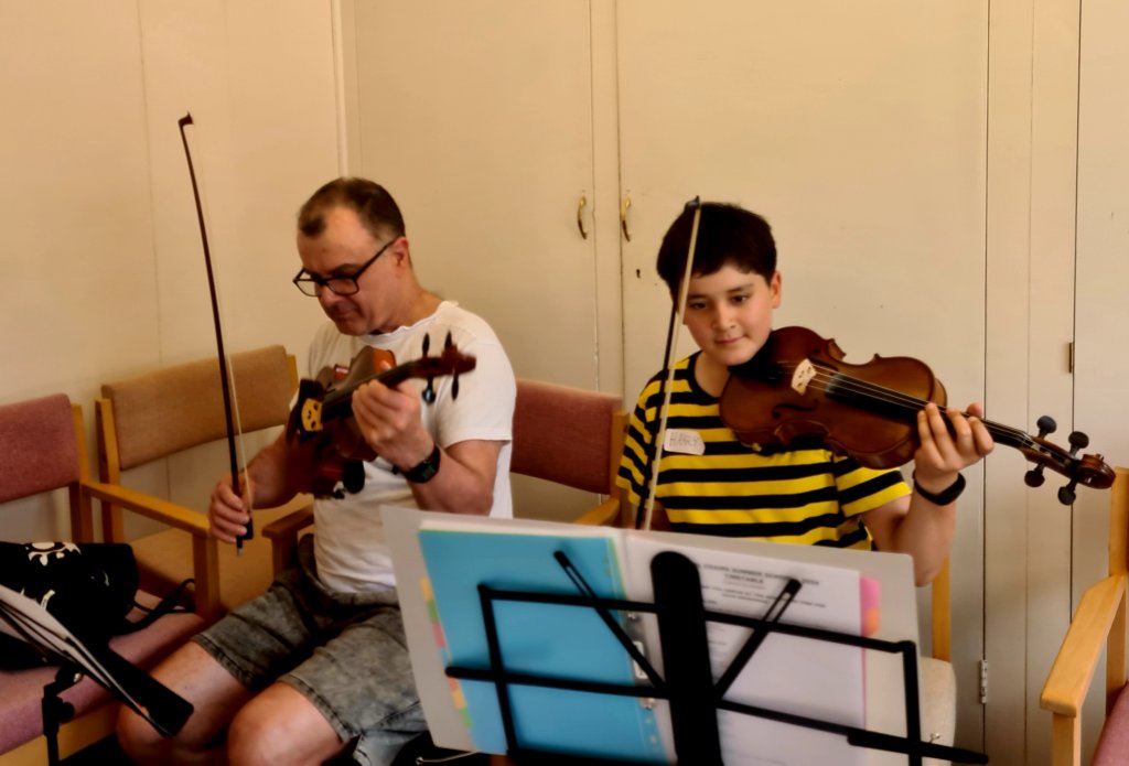 Violinsts practicing
